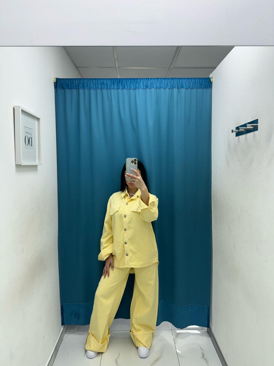 Coordinato camicia e jeans giallo