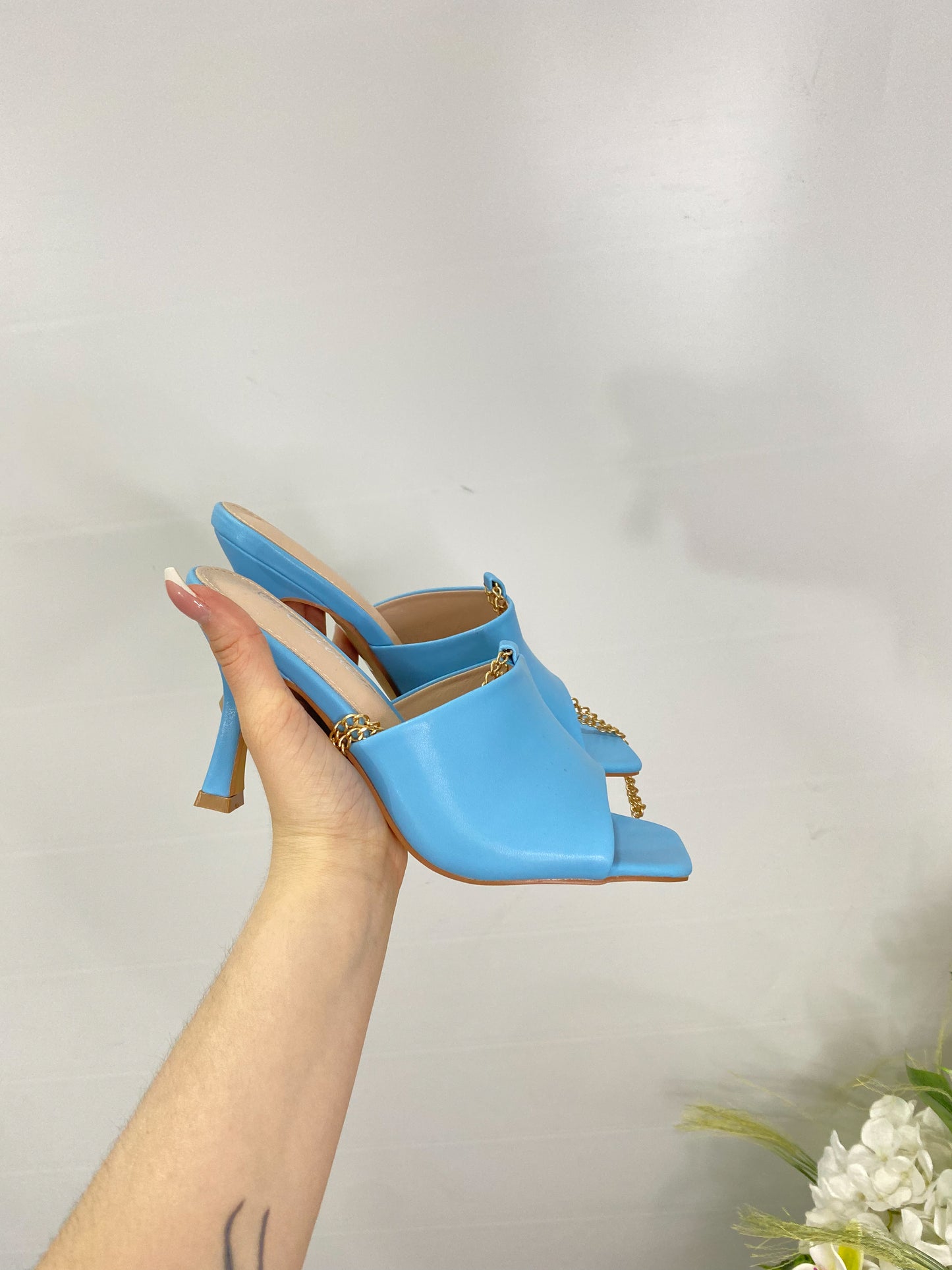 Mules Con Cinturino a Catena Celeste