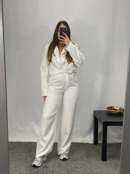 Tailleur giacca crop e pantalone bianco